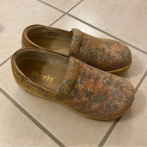 Alegria Tan Leather Slip-On Shoes with Multicolor Chevron Detail size 7/7.5